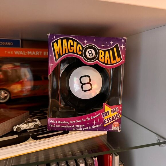 Magic 8 Ball – 2010 – With Box – Vintage Toy - Picture 1 of 3